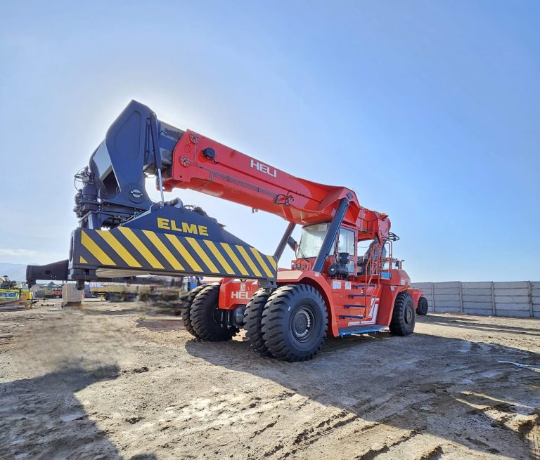 Servicio logístico con Reach Stacker